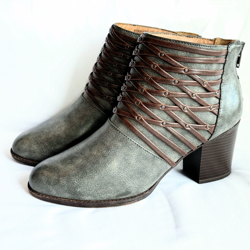 Euro Soft by Sofft Distressed Gray Ankle Boots with Brown Straps S 9.5 H2030